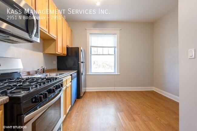 Primary Photo - 2951 N Broadway-2951-3