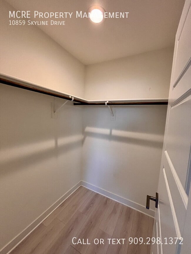 Building Photo - 10859 Skyline Dr