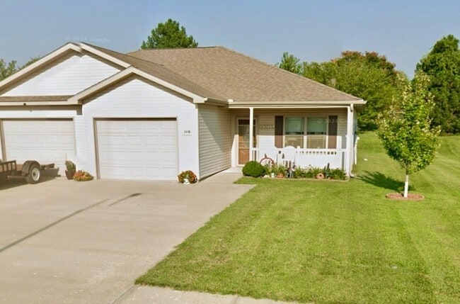 Building Photo - 301 N Cypress St
