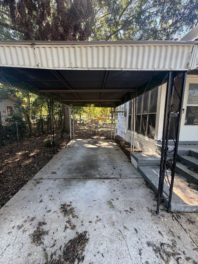 Building Photo - ** 2 Bed 1 Bath located in Highland Garden...