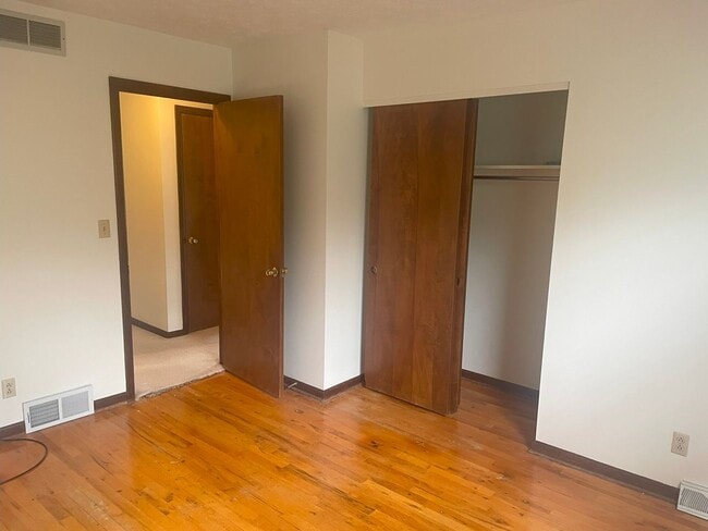 Building Photo - 6225 Willowcrest Dr
