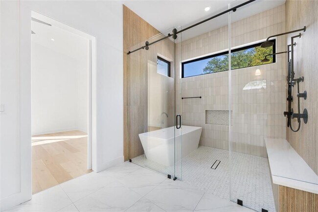 Building Photo - 2905 Westhill Dr