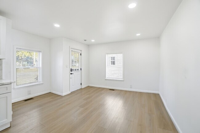 Building Photo - 149 W Lane Ave