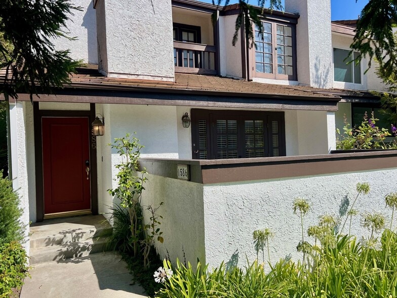 Primary Photo - 1586 Palisades Dr