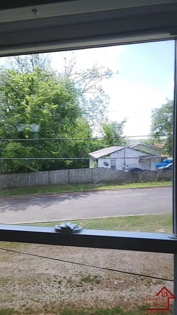 Building Photo - 1364 Crescent Dr