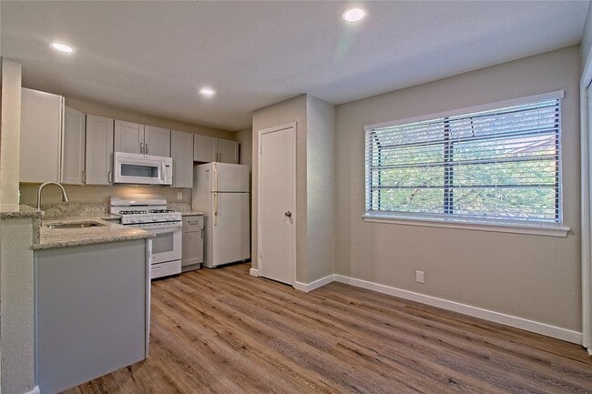 Building Photo - 401 Hedgewood Dr