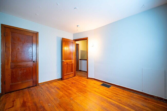 Building Photo - 215 E Hudson St