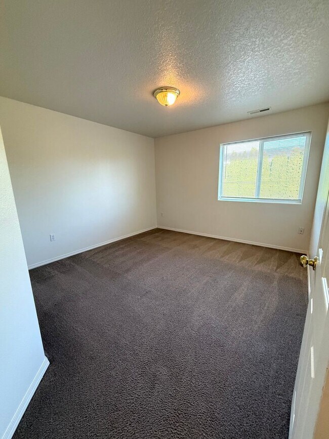 Building Photo - Spacious 4-Bedroom Rental Home in Prime Pa...