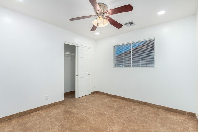 Building Photo - 1100 W 12th St