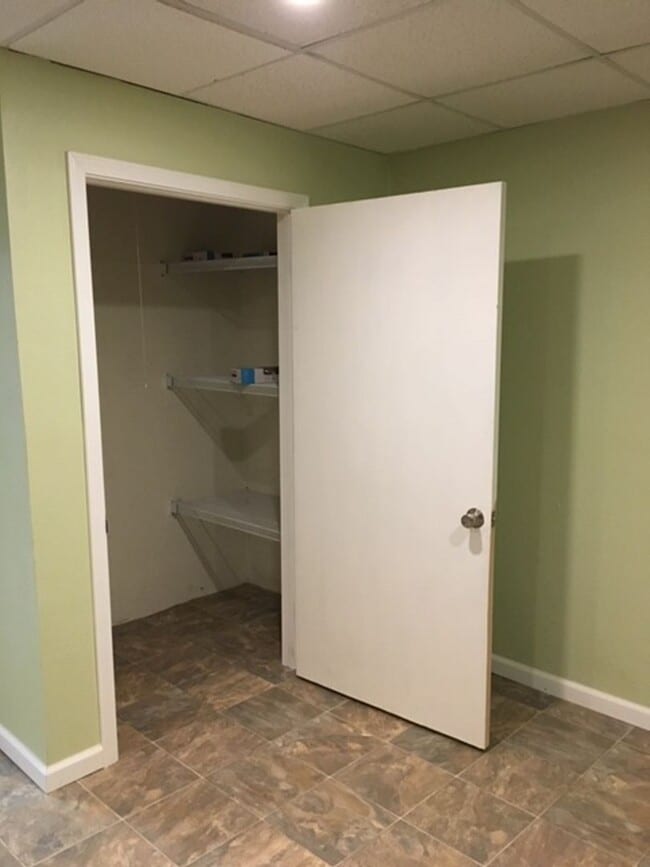 Building Photo - 3bedroom/1 bath apartment -upstairs above ...