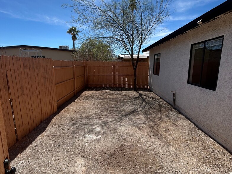 Building Photo - 815 E Lester St