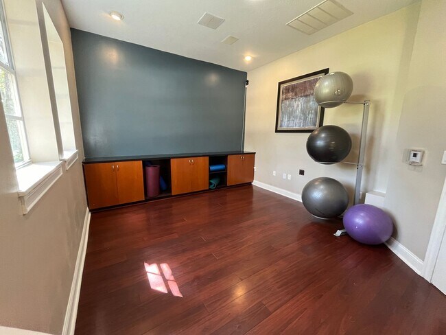 Building Photo - Stunning one bedroom, one bath luxury condo with large garage and fabulous community amenities.