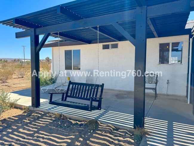 Building Photo - Spacious Home with Solar Panels!!
