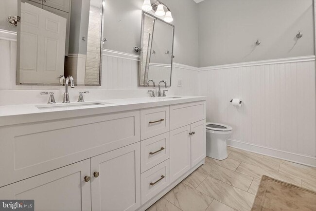 Building Photo - 300 W Elm St