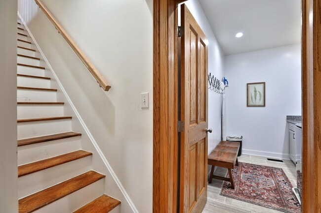 Building Photo - 398 W 5th Ave