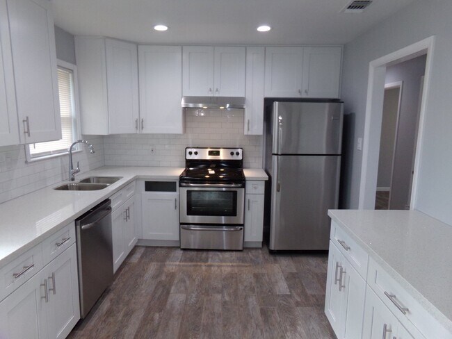 Building Photo - Updated Northeast Pensacola 3BR Home with Granite Kitchen, Tile Floors & Garage