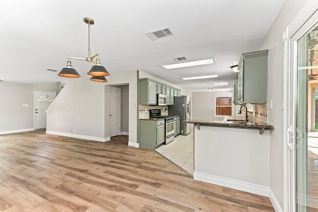 Building Photo - 1807 Iris Ln