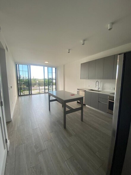 Building Photo - 558 NW 30th St