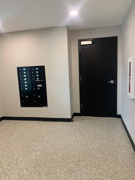 Lobby/Mail - 1 Holding Ln
