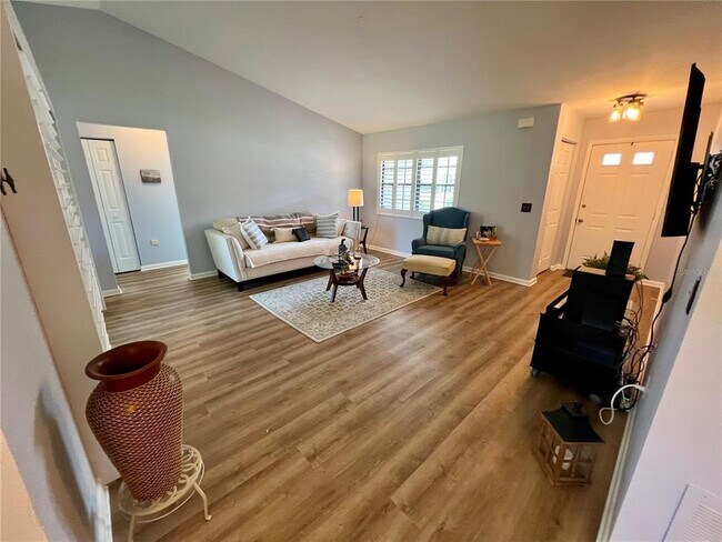 Building Photo - 6 Willow Grove Pl