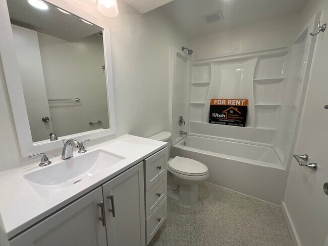 Building Photo - 1124 Vitt Dr