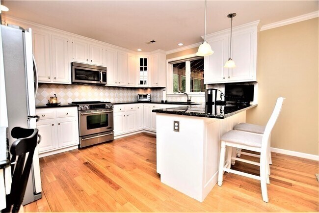 Building Photo - 398 Davis St