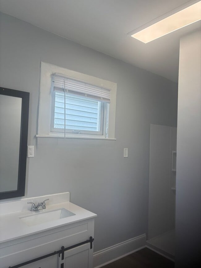 Building Photo - Newly Renovated 3-bedroom 2-bath house in ...