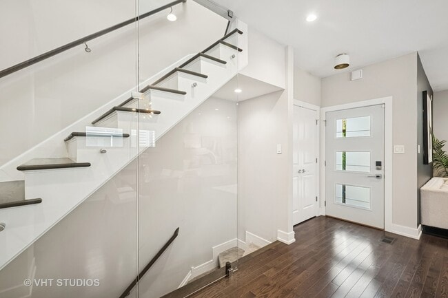 Building Photo - 3125 S Giles Ave