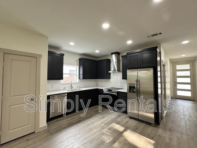 Building Photo - 107 Ross St