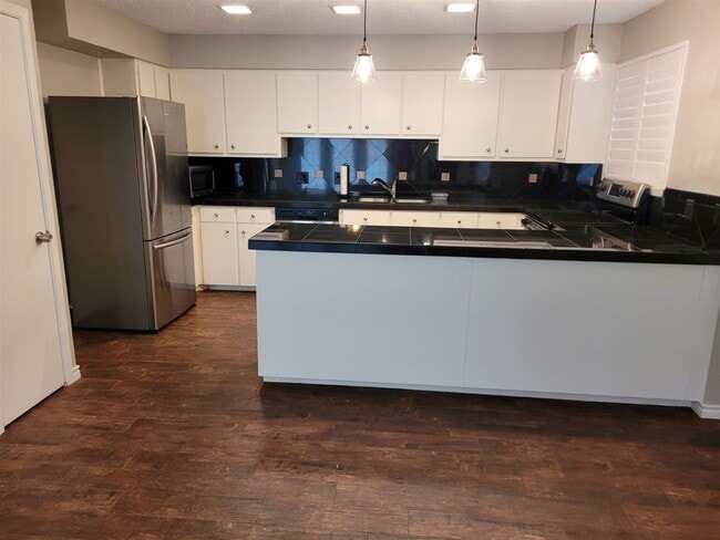 Building Photo - 200 Full Moon