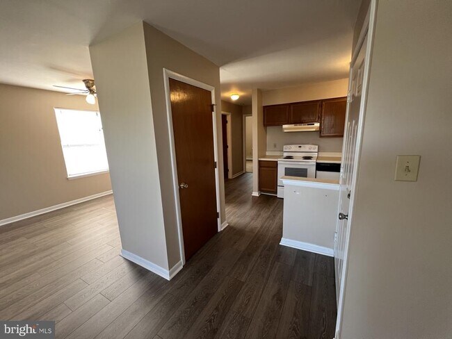 Building Photo - 306 Walnut Ct Way