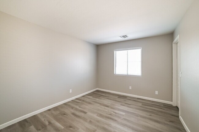 Building Photo - 11809 W Belmont Dr