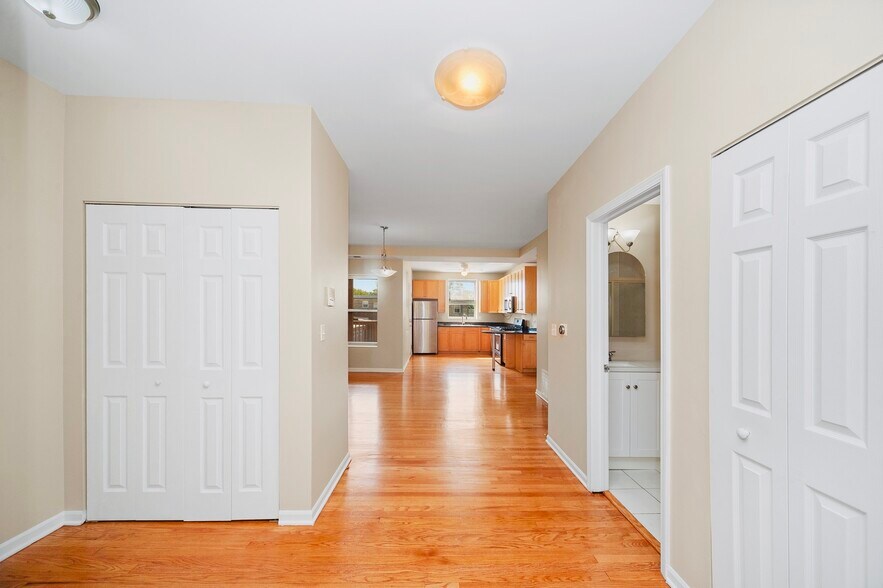 Building Photo - 1243 W Rosemont Ave