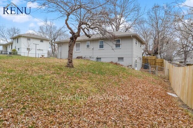 Building Photo - Available NOW! 3 bedroom Ranch Style Home ...