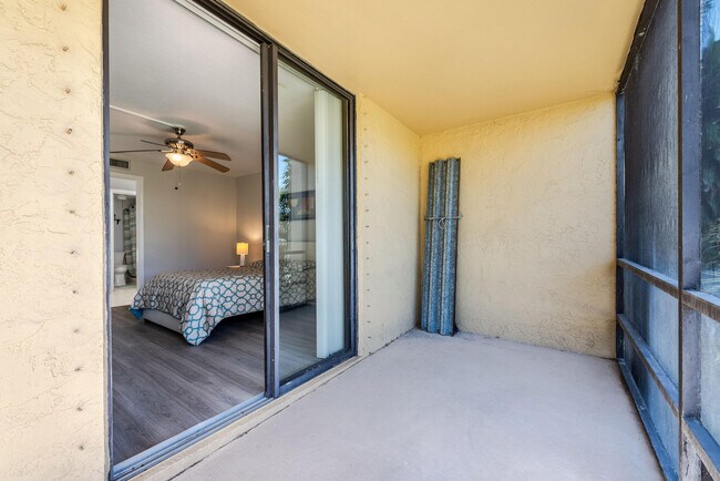 Building Photo - 2828 Tennis Club Dr