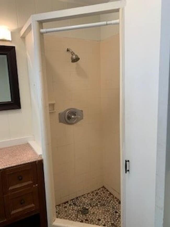 Building Photo - Kon Tiki - Studio Unit - Electric, Water & Sewer included - Avail now!