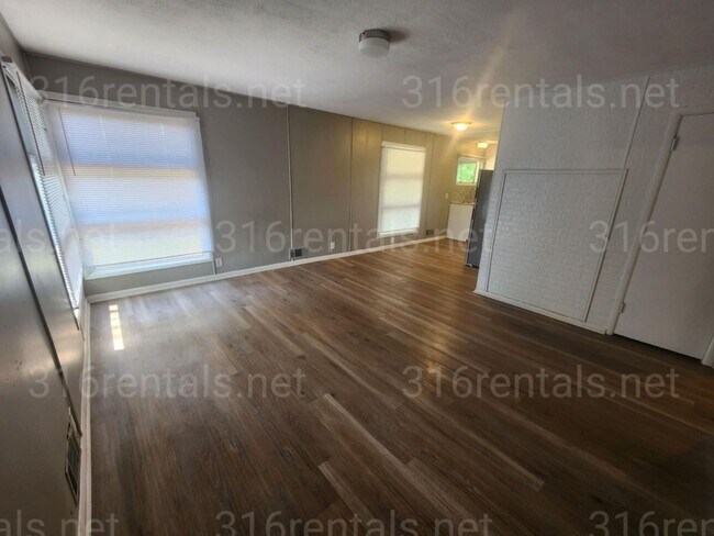 Building Photo - $1045 - 3 bedroom / 1 bathroom - Single Fa...