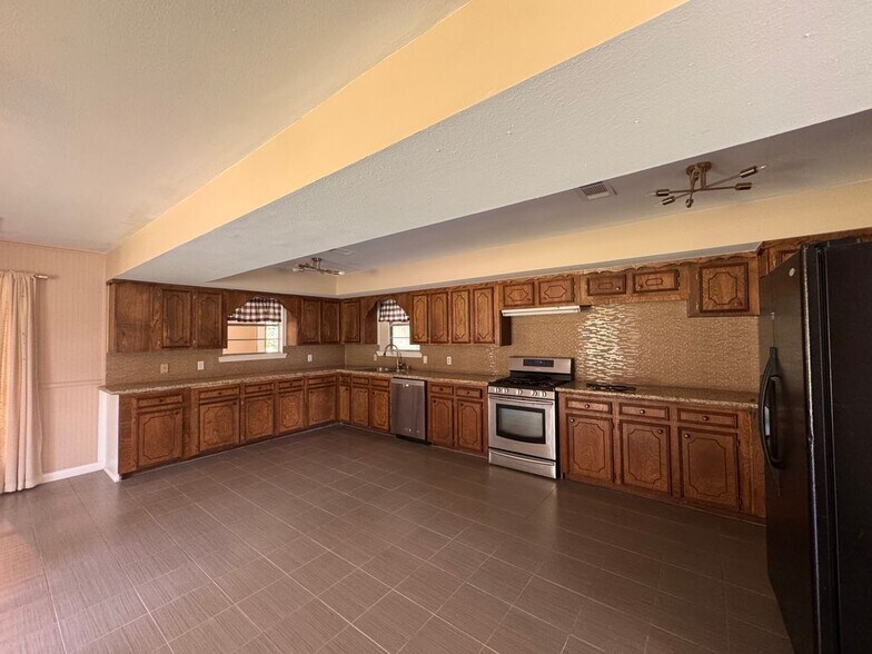 Building Photo - 15331 Lake Lamond Rd