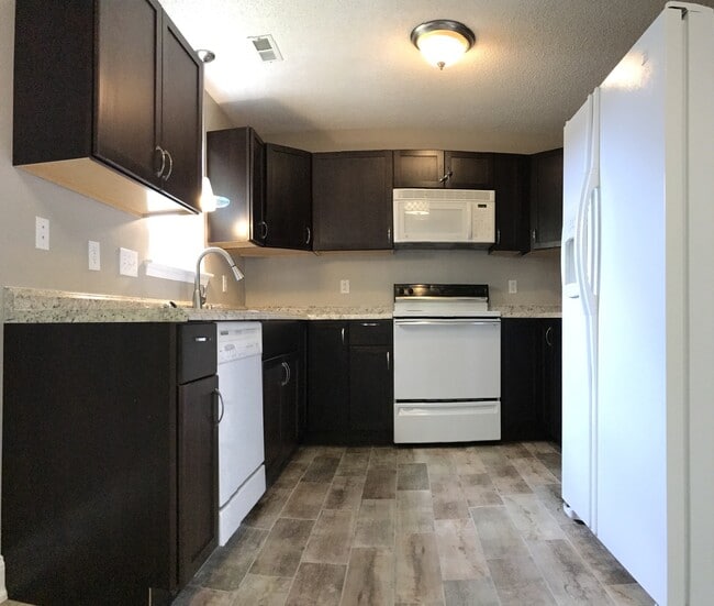 Building Photo - Pretty on Pebble