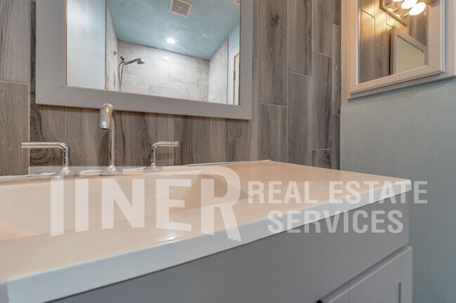 Building Photo - 324 Bridge Pl