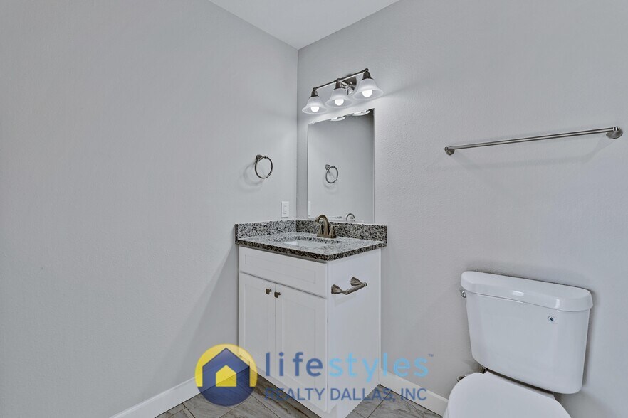 Building Photo - 907 NW Main St