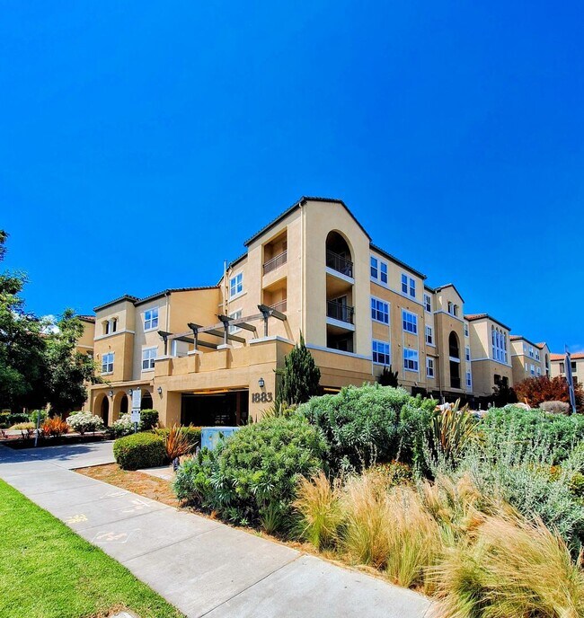 Building Photo - Beautiful 2bd Condo In Gated Community With Pool, Gym, and In-unit Laundry!