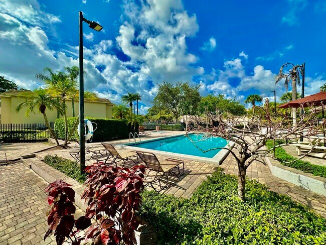 Building Photo - 640 Cypress Club Way