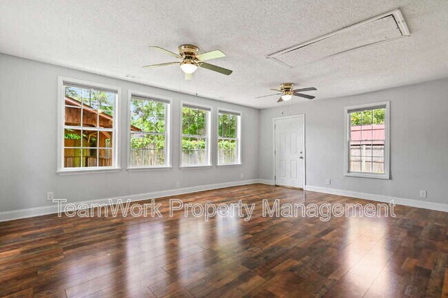 Building Photo - 313 Clearwater Dr