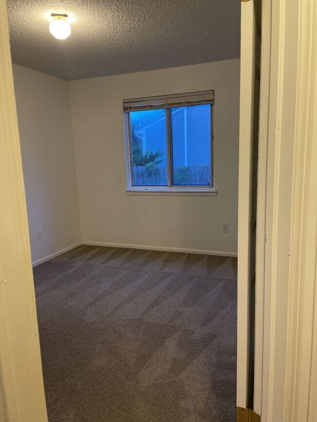 Building Photo - Start a Lease by 4/17 and get $250 off 1st Month!