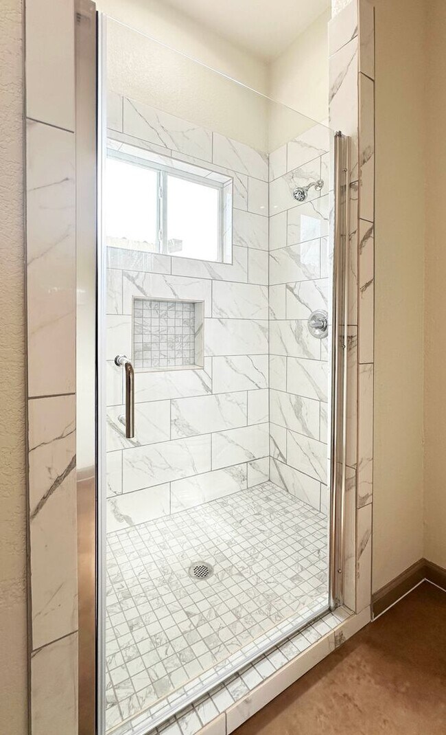 Building Photo - Gorgeous 1/1 Home Available for Immediate Move In!