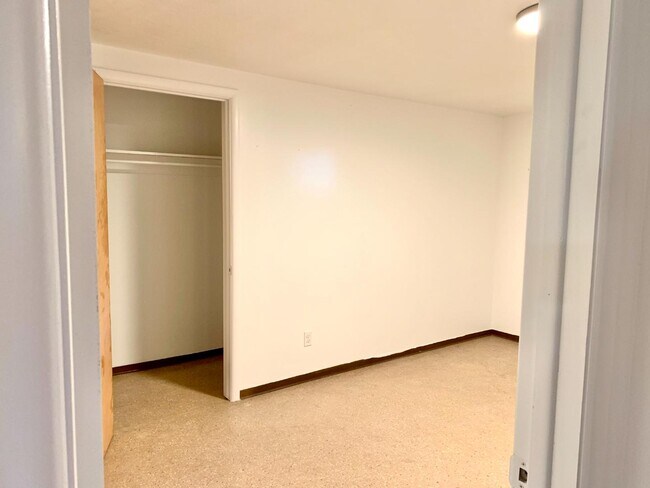 Building Photo - 428 Custer Ave