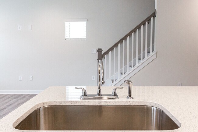 Building Photo - 715 W Vincent Dr