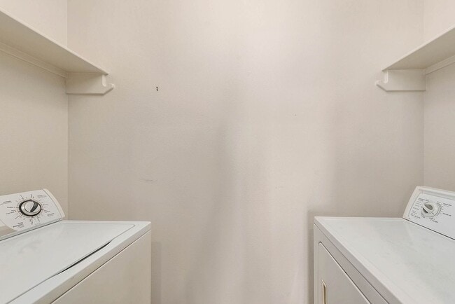 Building Photo - Beautiful 4 Bed, 4 Bath Home for Fall 2026 Pre-Lease!