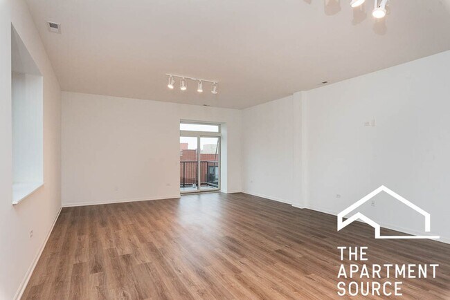 Building Photo - South Loop 3 bed 2 bath -- Updated Kitchen...